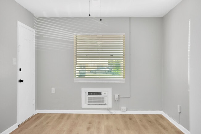 Building Photo - 310 1/2 S Mars