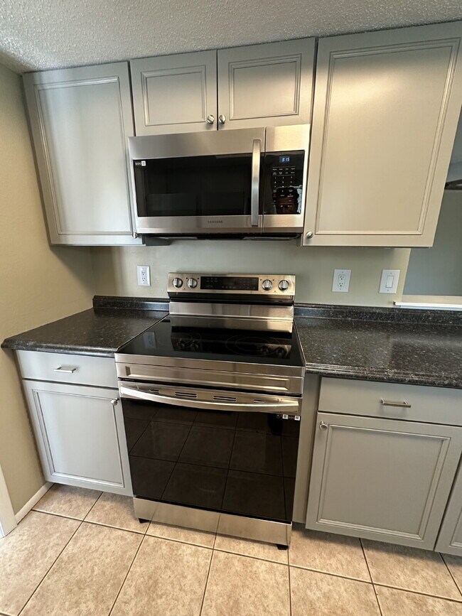 Building Photo - Updated 2 Bedroom, 2 Bathroom Home with St...