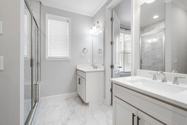 Building Photo - Canterbury Townhome