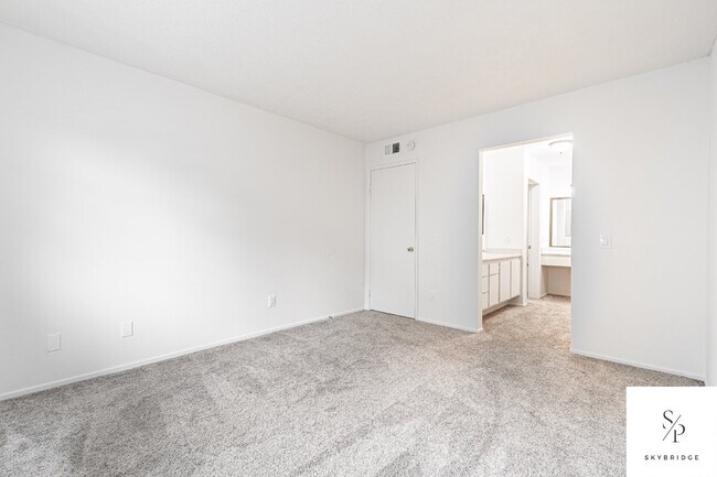 Building Photo - Modern and Cozy Rancho Cucamonga Townhouse with Hardwood Floors!