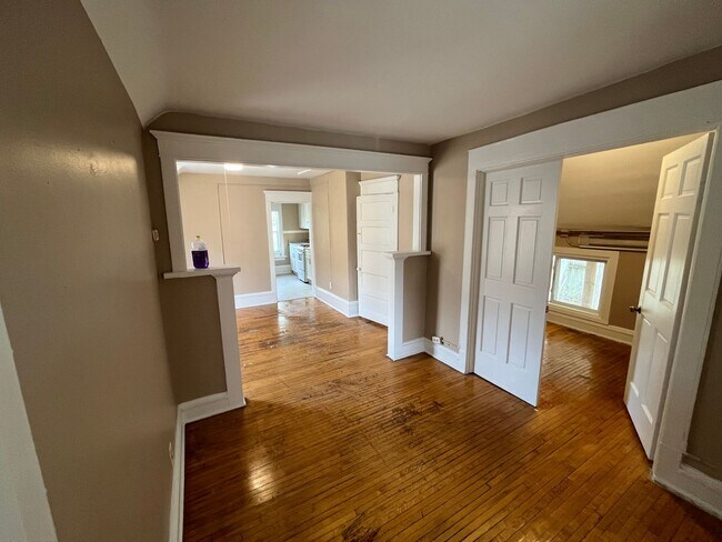 Building Photo - 560 Bellows St