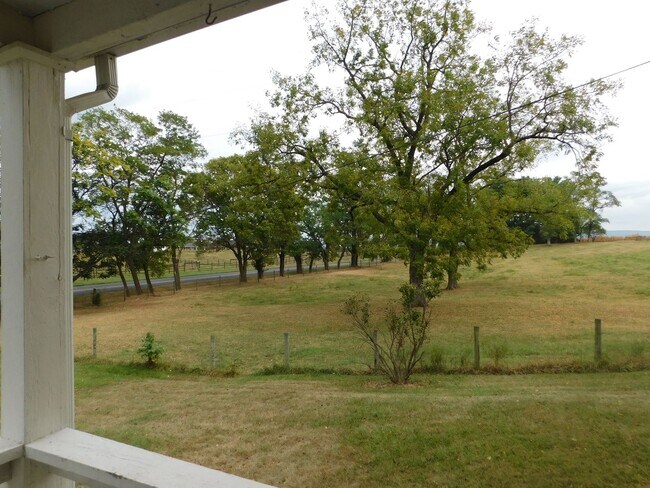 Building Photo - Country Living!