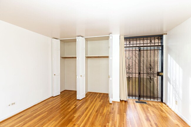 Building Photo - Large SW DC Townhome with Parking