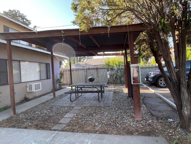 Building Photo - Oakdale-3 bedroom/1 bath Apartment