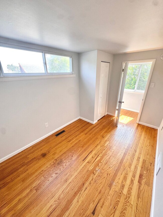 Building Photo - SUPER CLEAN THREE BEDROOM TOWNHOME
