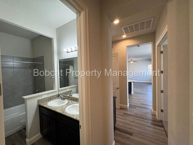 Building Photo - 925 Cranfield Ct