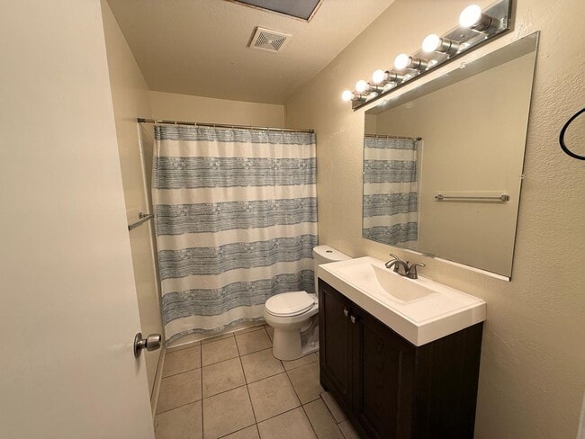 Building Photo - Beautiful 3 Bedroom Single-Family Home!