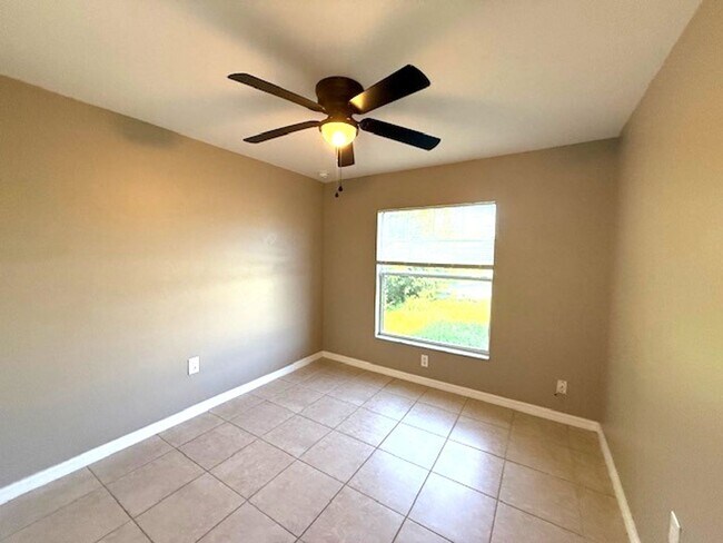 Building Photo - Spacious 3 Bed / 2 Bath Home with Large Ba...