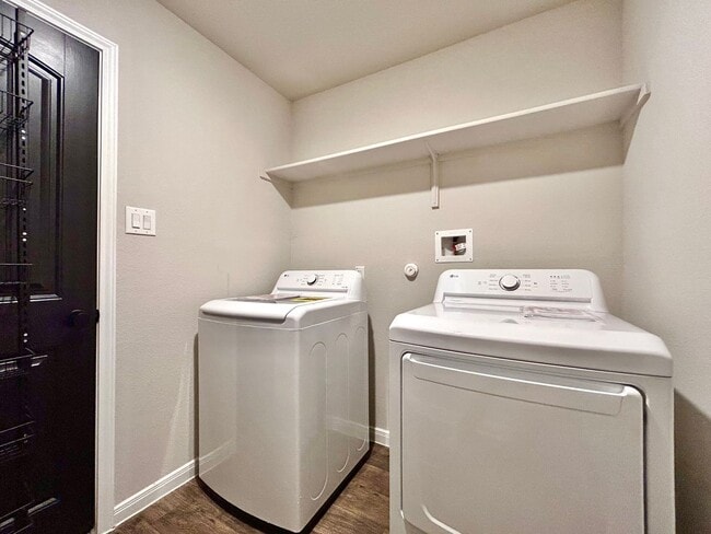 Building Photo - Beautiful 4/BR 2/BA Contemporary Home with Patio, Garage & Laundry Room