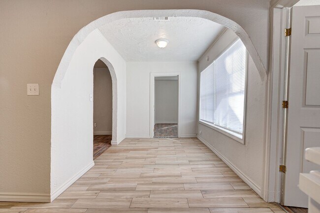 Building Photo - 1426 NE 24th St