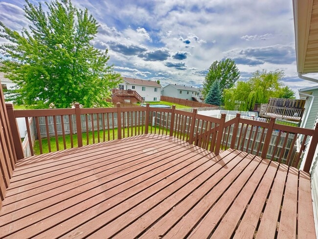Building Photo - 3 Bed, 2 Bath Twinhome!