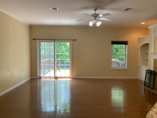 Building Photo - BEAUTIFUL 3 BED/2.5 BATH TOWNHOUSE!!