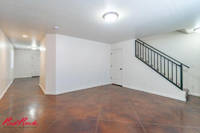 Building Photo - DOG-FRIENDLY 3 Bedroom Townhome with INTERNET INCLUDED!