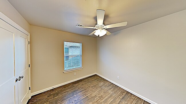 Building Photo - 3 Bedroom 2 Bath Duplex Near Tinker AFB!