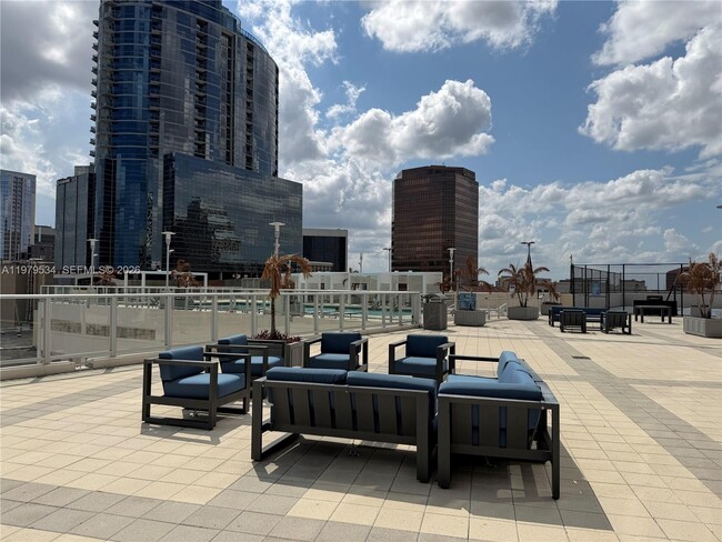 Building Photo - 150 E Robinson St