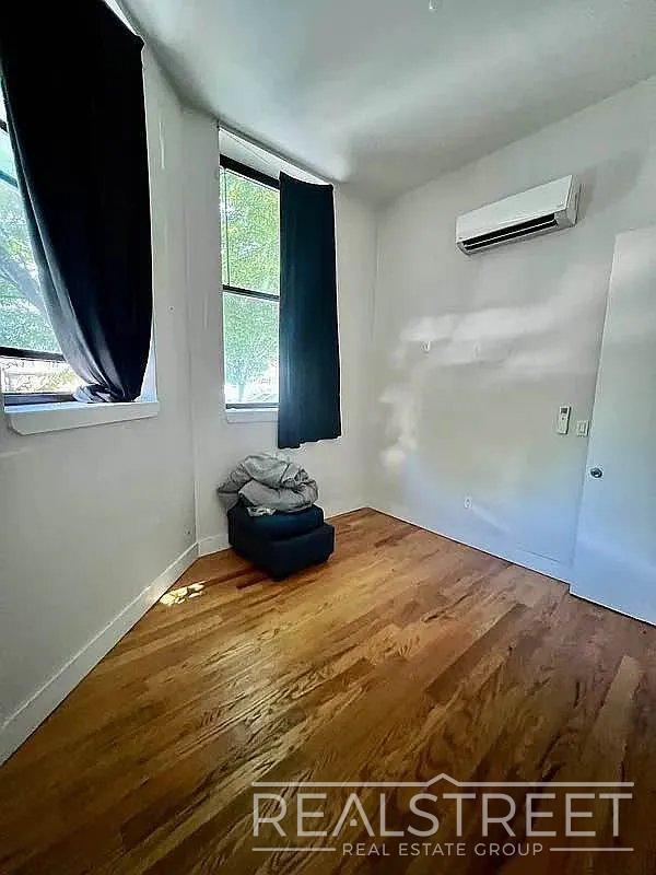 Building Photo - 3 Bed / 1.5 Bath Duplex | Bushwick | Brooklyn
