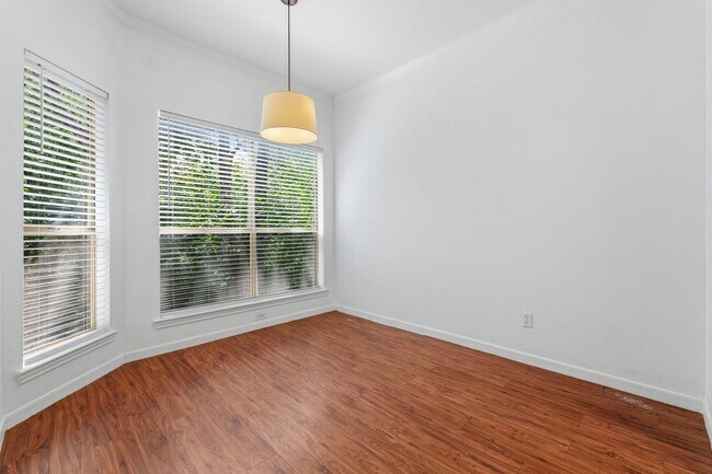 Building Photo - Amazing 1 bedroom, 1 bathroom Condo in Montevista!