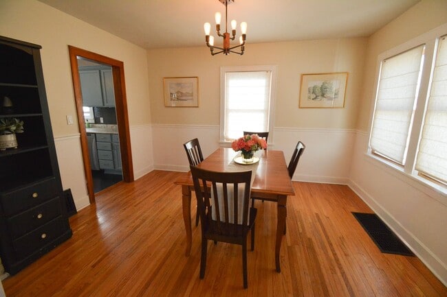 Building Photo - Updated 3 Bed, 1 Bath Home Near Downtown & Soldiers Field