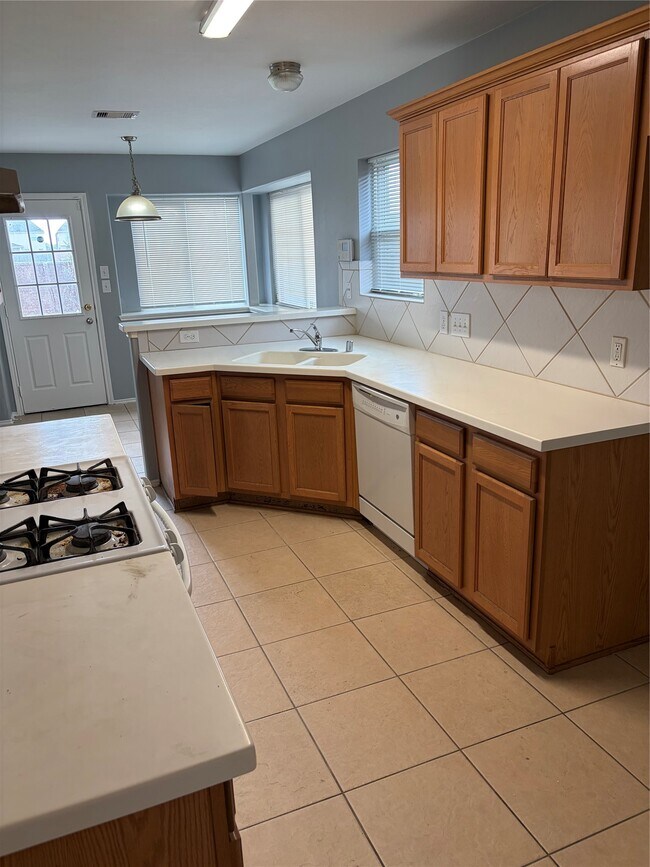 Building Photo - 7214 Crescent Mills Dr