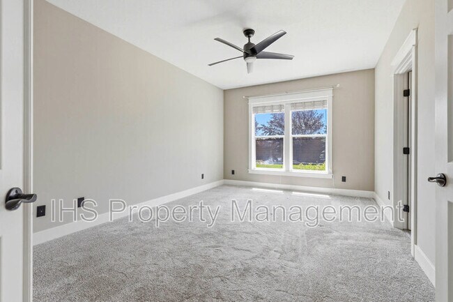 Building Photo - 4806 Tamarisk Dr