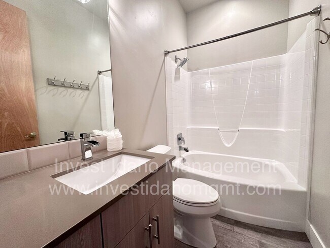 Building Photo - Rarely available in the most preferred River District! Available July 2026