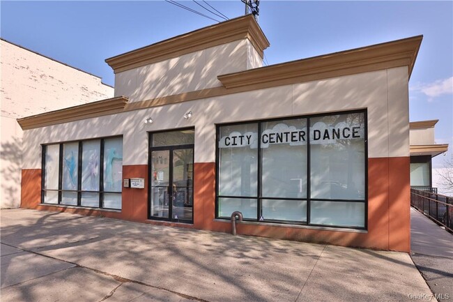 Building Photo - 68 Lake St