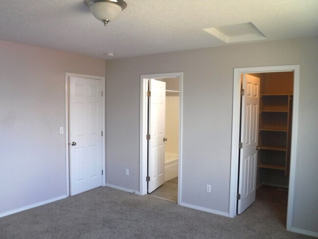 Building Photo - Charming Meridian home with 3 bed 2.5 bath and an office. Located in the Trailway Park Subdivisio...