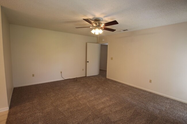 Building Photo - Oversized 4 bedroom 3 bath rental in Tyler...