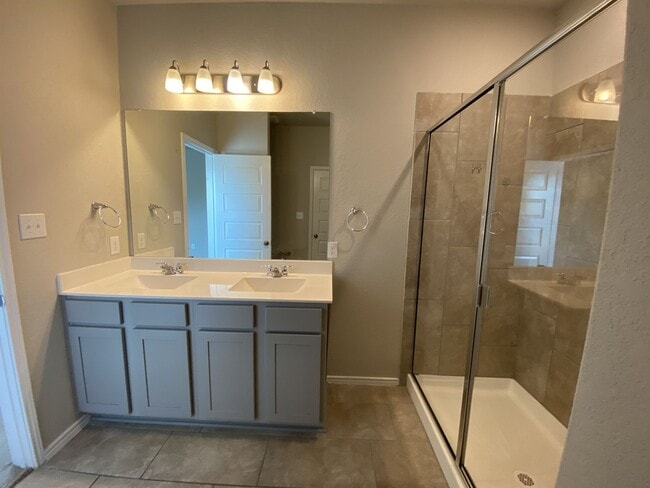 Building Photo - Fabulous 4/2 single story conveniently loc...