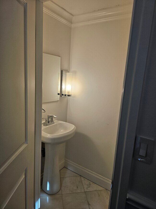 Building Photo - 11 Oak St