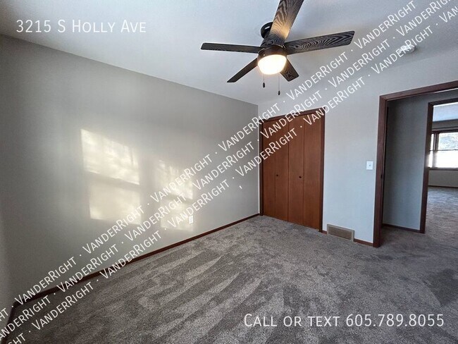 Building Photo - Updated 3 Bedroom 2 Bathroom!