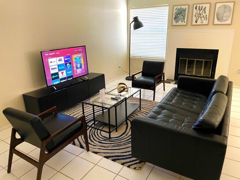 Building Photo - 925 Peggotty Pl