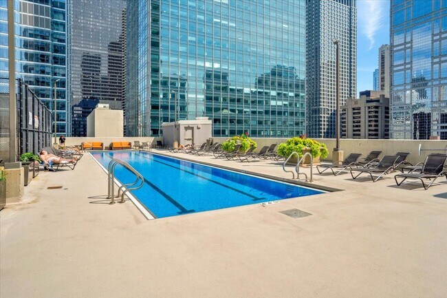Building Photo - 345 N La Salle Dr