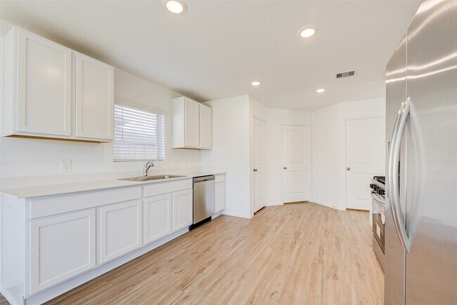 Building Photo - 17827 Pemswood Dr