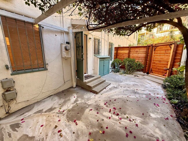 Building Photo - 2166 Beachwood Terrace