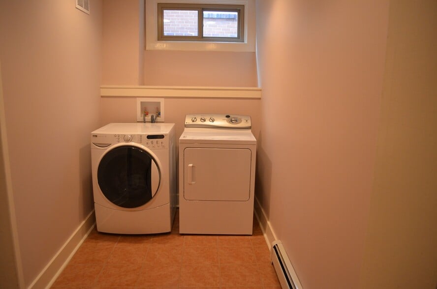 Building Photo - 1352 elizabeth street