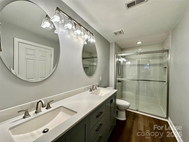 Building Photo - 718 W Trade St