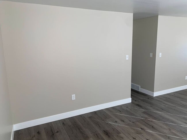 Building Photo - Updated 4 Bed Home with Large Yard