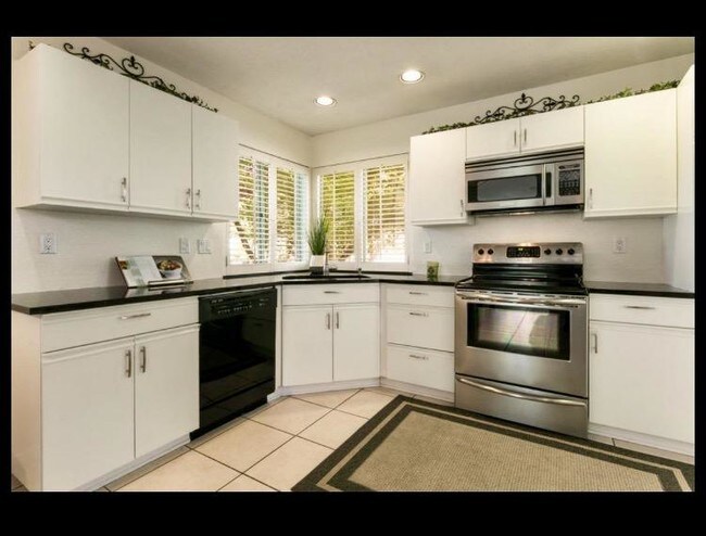 Building Photo - 6809 Medinah Ln NE