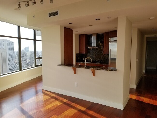 Building Photo - Electra! Spectacular Water and City views ...