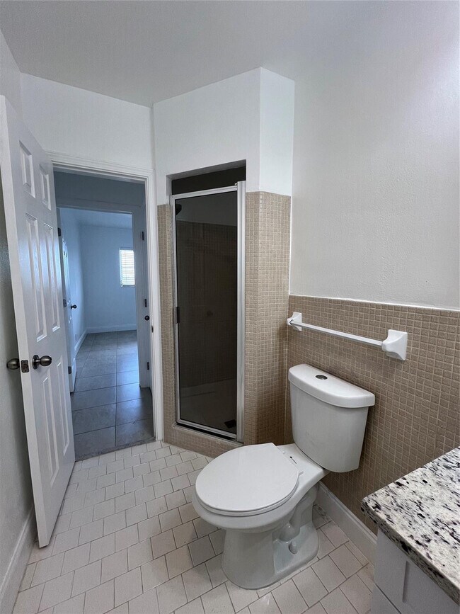 Building Photo - 2550 NE 51st St