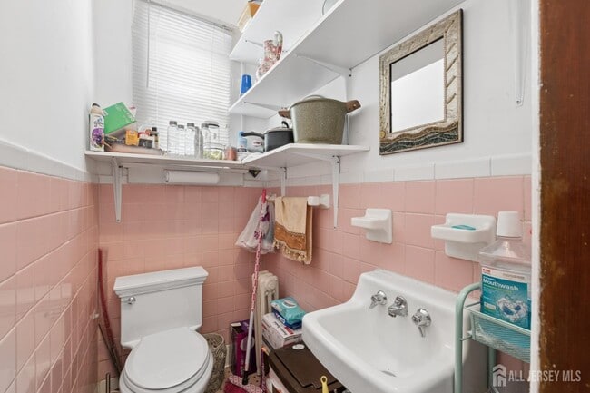 Building Photo - 415 Main St