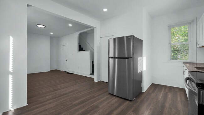 Building Photo - 130 Chicago Ave