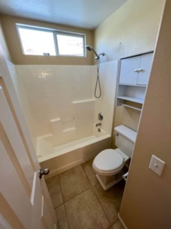 Building Photo - Stunning 2 bedroom Single-Story Home on Me...