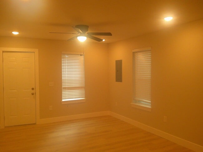 Building Photo - Fully Remodeled 2 Bed 1 Bath House