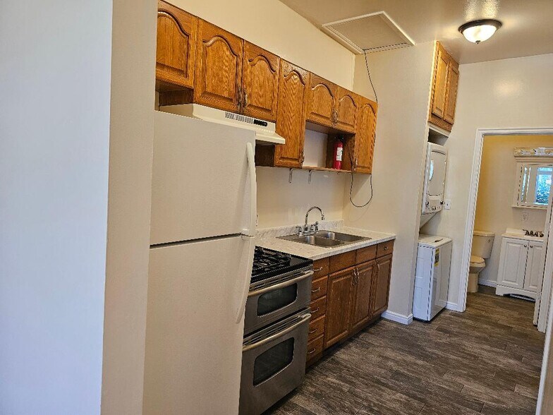 Building Photo - 868 S 400 E