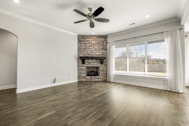 Building Photo - 2016 W Chandler Ave