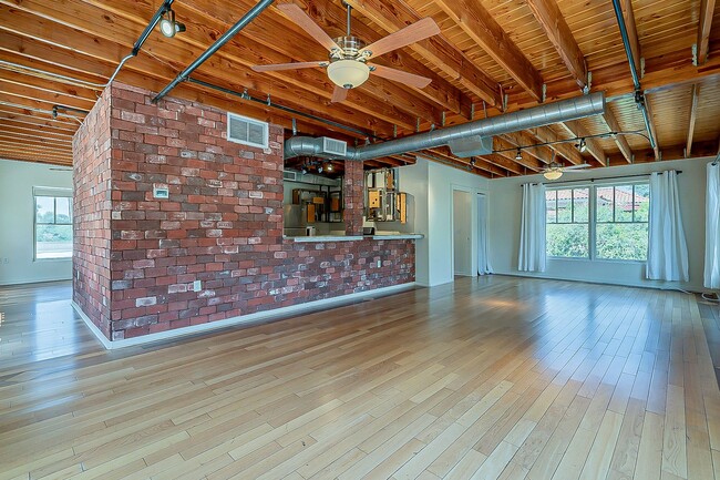 Building Photo - Live Downtown! Move Right In!