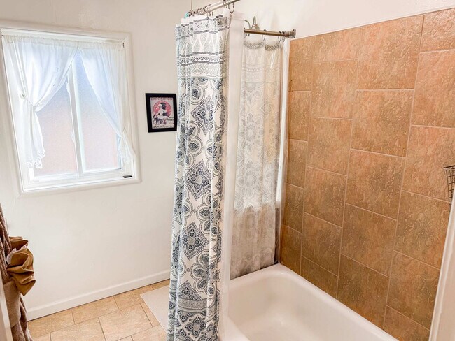 Building Photo - 16018 Windsor Dr