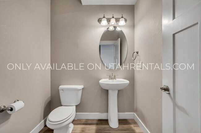 Building Photo - 874 S Aspen Wy